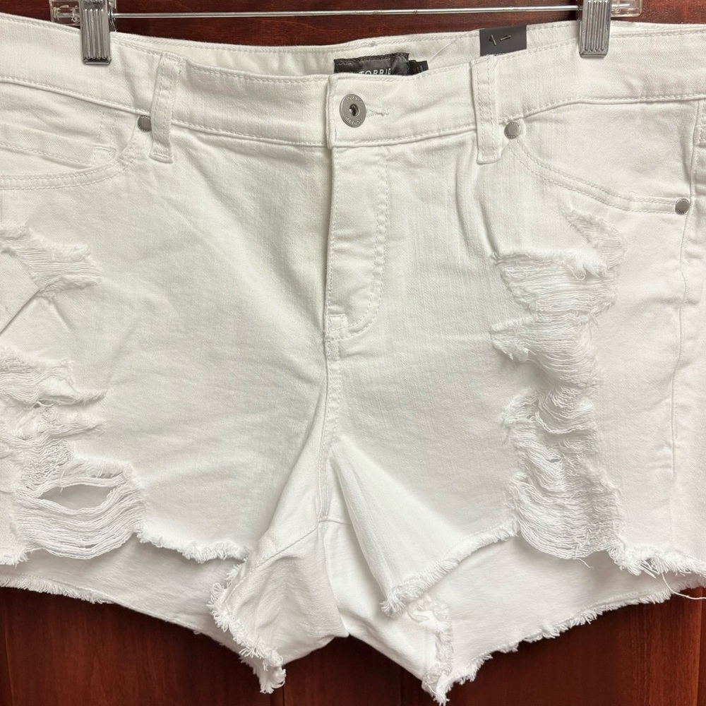 BNWT TORRID 18 WHITE DISTRESSED RIPPED LOW RISE DENIM JEAN SHORTS